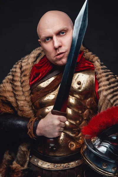 Legionário romano louco com espada no rosto — Fotografia de Stock