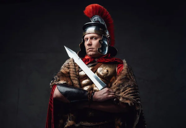 带着交叉臂膀和角斗士的罗马人 — 图库照片