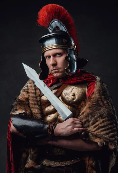 Martialischer Römer mit verschränkten Armen und Gladius — Stockfoto