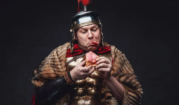 Старовинний легіонер з піцою і щасливим обличчям — стокове фото