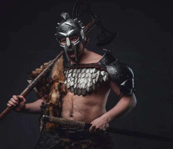 Wild gladiator med yxor mot mörk bakgrund — Stockfoto