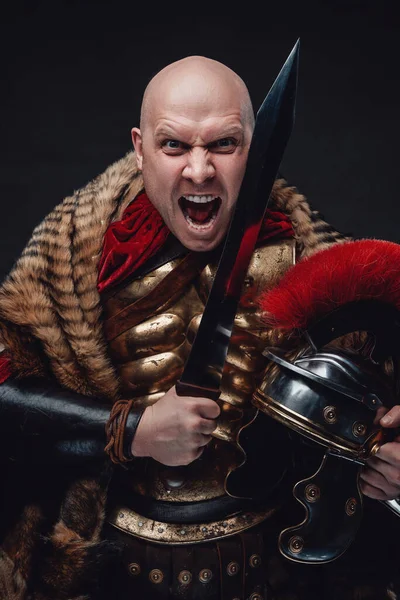 Legionário gritando com espada em seu rosto — Fotografia de Stock