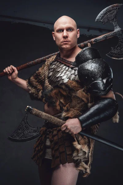 无毛的古代战士拿着黑漆漆的斧头 — 图库照片