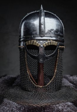 Koyu arkaplanda duran çelik miğfer