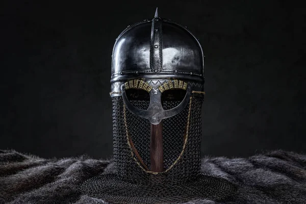 Geïsoleerd in donkere achtergrond middeleeuwse ridder helm — Stockfoto