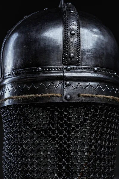 Вид на шлем из античной стали на тёмном фоне — стоковое фото