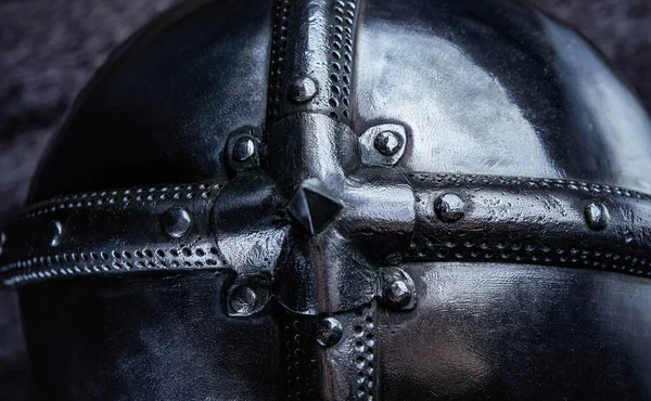 Vista dall'alto del casco del cavaliere medievale europeo — Foto Stock
