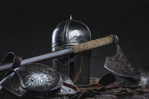 Terno medieval de armadura de cavaleiro contra fundo escuro — Fotografia de Stock