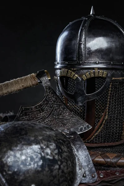 Рыцарь средневековые доспехи и топор на темном фоне — стоковое фото