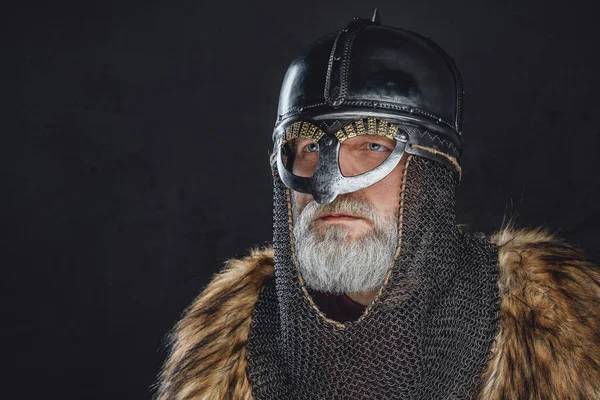 Tiro de cabeça do cavaleiro medieval mais velho usando capacete — Fotografia de Stock