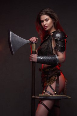 Kuzeyli bir kadının baltayla vikinginin yan görüntüsü.