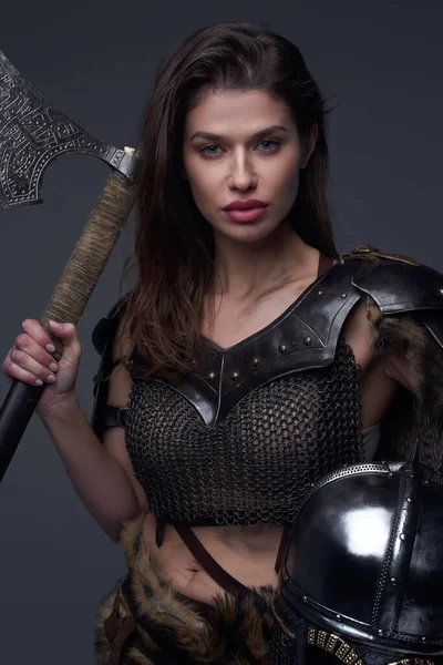 Brown haired woman viking holding huge axe — Stock Photo, Image