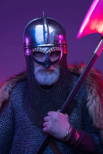 Imagem frontal de estúdio do antigo guerreiro viking — Fotografia de Stock