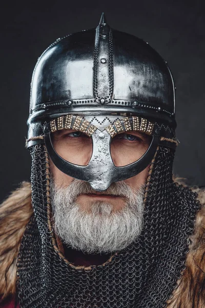 Serious anciano templario con piel y casco de acero — Foto de Stock
