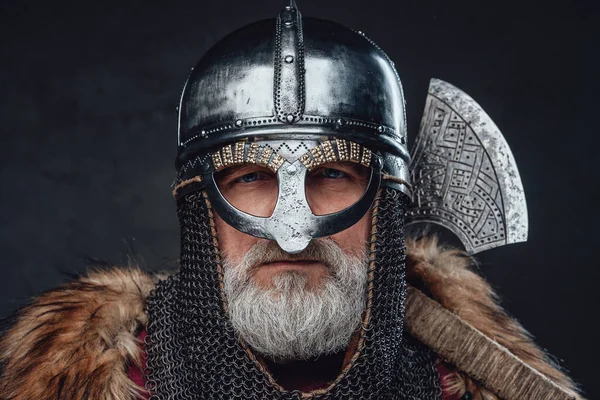 Headshot de orgulhoso cavaleiro mais velho com pele e machado — Fotografia de Stock