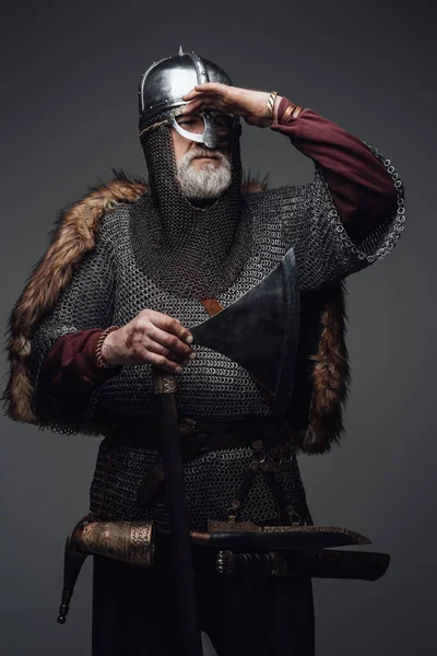 Ancião viking com a mão na testa — Fotografia de Stock