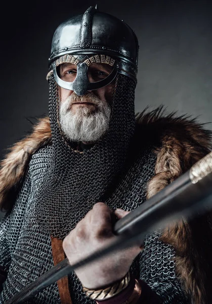 Розлючений старий вікінг з сірою бородою і сокирою — стокове фото