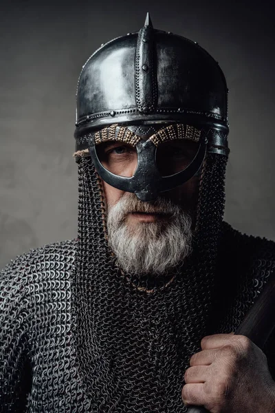Snímek hlavy barbarské nordic bojovník proti šedému pozadí — Stock fotografie