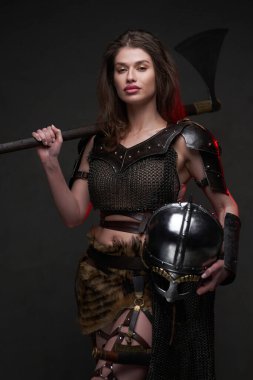 Omzunda baltayla dolaşan İskandinav bir kadın.