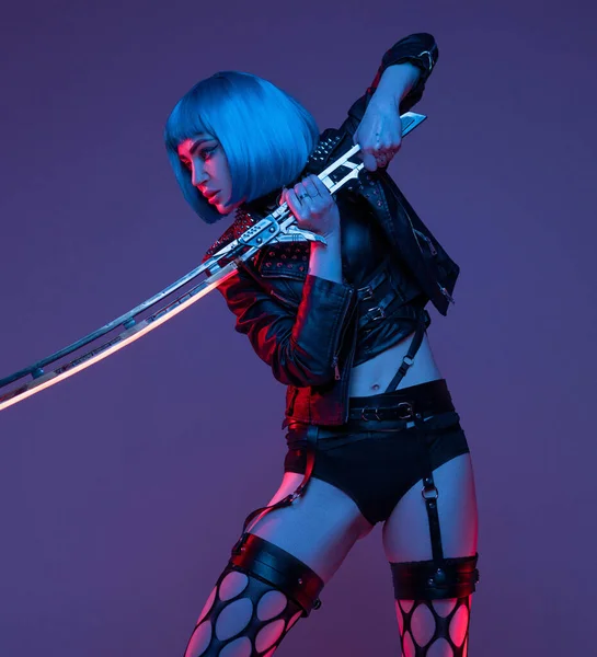 Donna aggressiva combattente in stile cyberpunk con la spada — Foto Stock