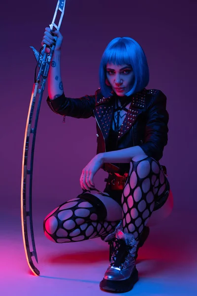 Marziale cyberpunk hipster donna con spada all'interno dello studio — Foto Stock