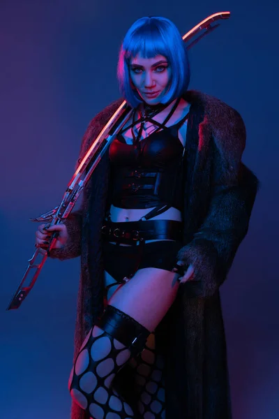 Mulher cyberpunk na moda com espada e casaco de pele — Fotografia de Stock