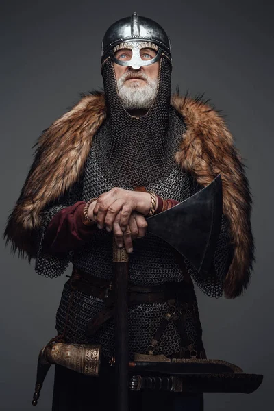 Gamle man viking klädd i post och päls — Stockfoto