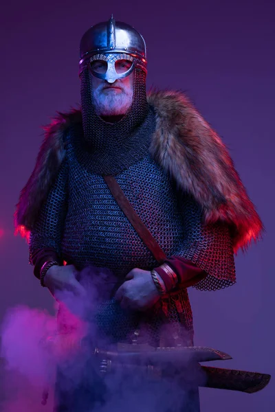Стародавній лицар з сірою бородою на фіолетовому фоні — стокове фото