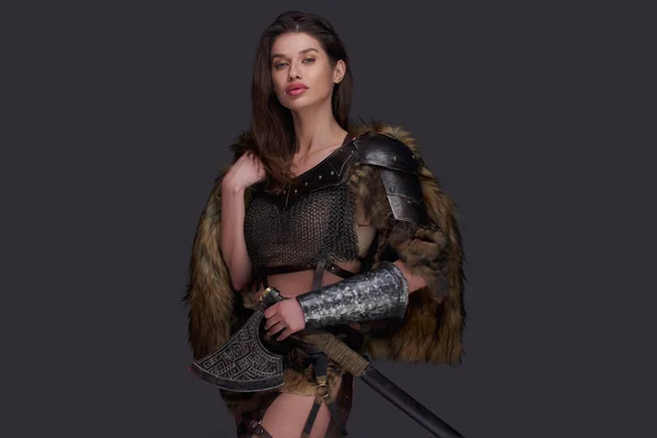 Mulher do norte guerreira com cabelos castanhos e machado — Fotografia de Stock
