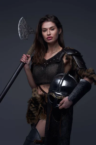 Brown haired woman viking holding huge axe — Stock Photo, Image