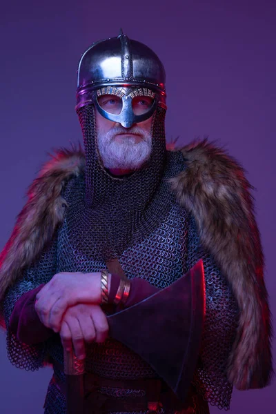Antieke ridder met bijl tegen paarse achtergrond — Stockfoto
