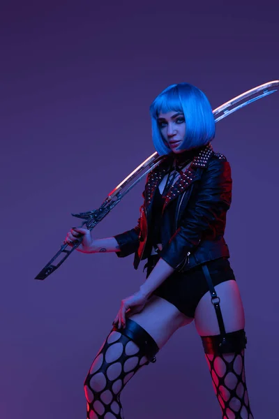 Cyberpunk woman with short blue hairs and sword — Stok fotoğraf