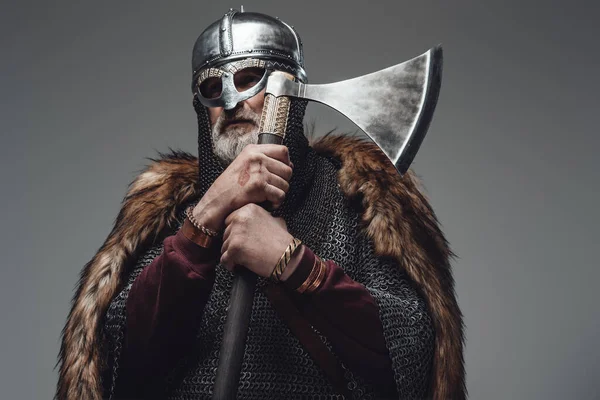 Velho guerreiro escandinavo com machado e correio — Fotografia de Stock
