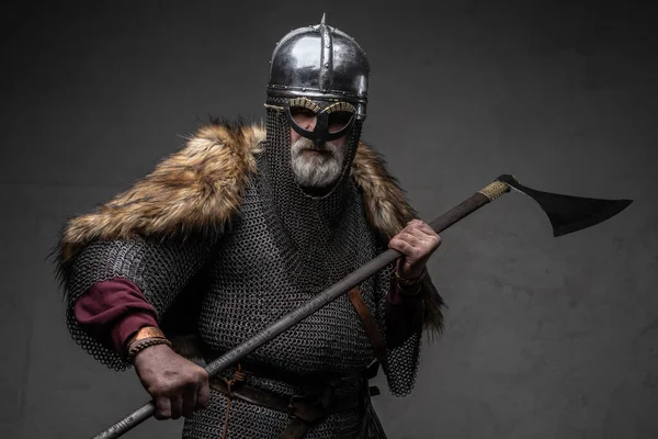 Violent combattant viking vêtu de vêtements blindés authentiques — Photo