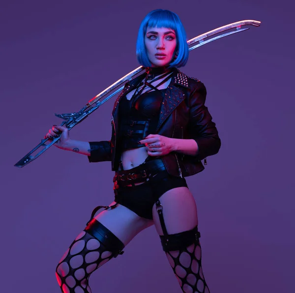 Mulher cyberpunk atraente com espada dentro do estúdio — Fotografia de Stock