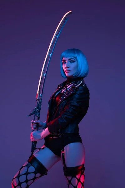 Mulher cyberpunk combativa com espada dentro de estúdio — Fotografia de Stock