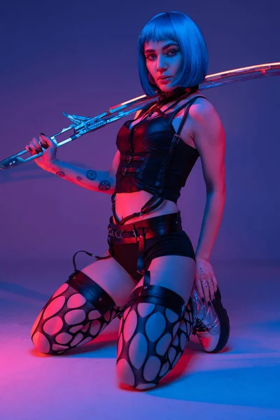 긴 칼을 휘감고 있는 매력적 인 사이버펑크 여성 — 스톡 사진