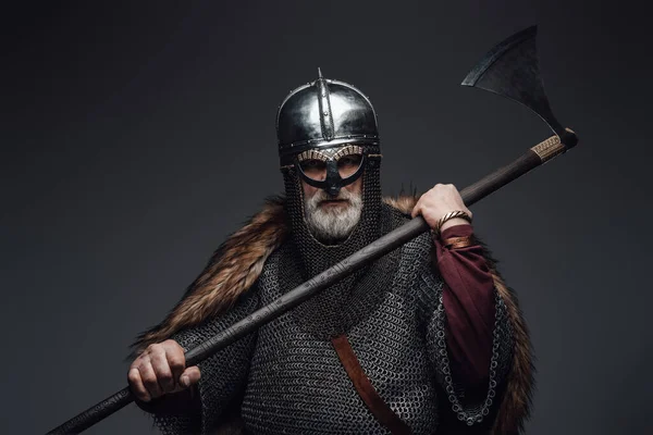 Starý nordický barbar se sekerou a brnění — Stock fotografie