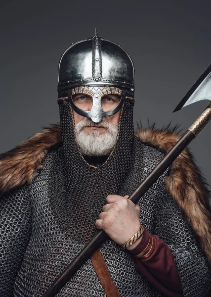 斧とメールと古い北欧の野蛮人 — ストック写真
