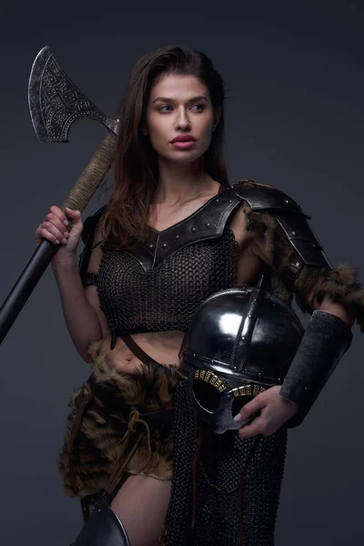 Brown mulher de cabelos viking segurando enorme machado — Fotografia de Stock