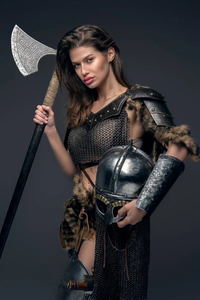 Студійний знімок войовничої жінки-вікінг з сокирою — стокове фото