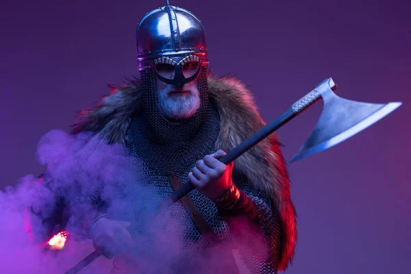 Woedende oude vikingkrijger met bijl in rook — Stockfoto