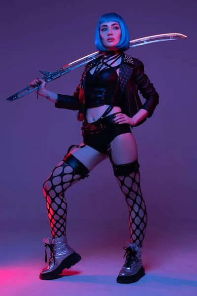 Attraente cyberpunk donna con spada all'interno dello studio — Foto Stock