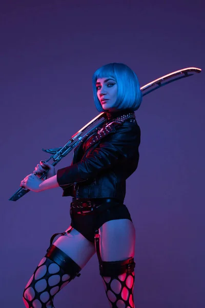 Mujer futurista en estilo cyberpunk y pose de lucha — Foto de Stock