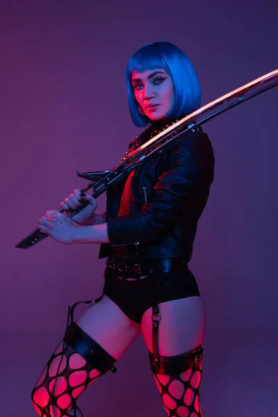 Mulher futurista em estilo cyberpunk e pose luta — Fotografia de Stock