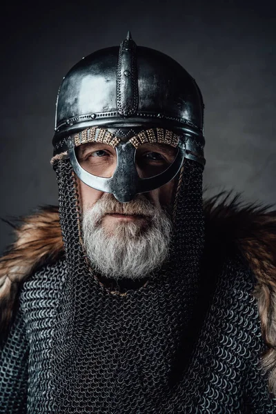 Portrait rapproché de vieux vikings vêtus dans le courrier et le casque — Photo