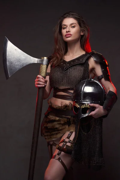 Vrouwelijke vikingkrijger met bijl en helm — Stockfoto