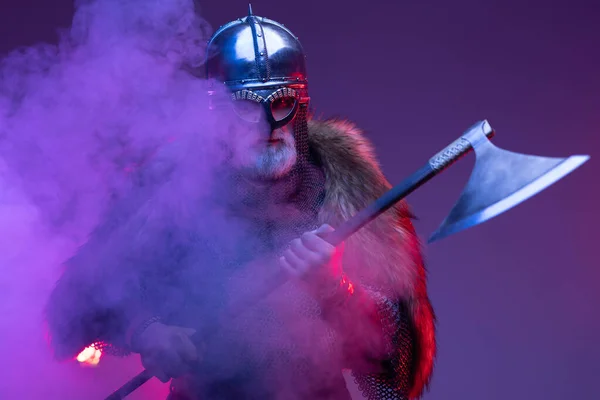 Furioso velho guerreiro viking com machado na fumaça — Fotografia de Stock