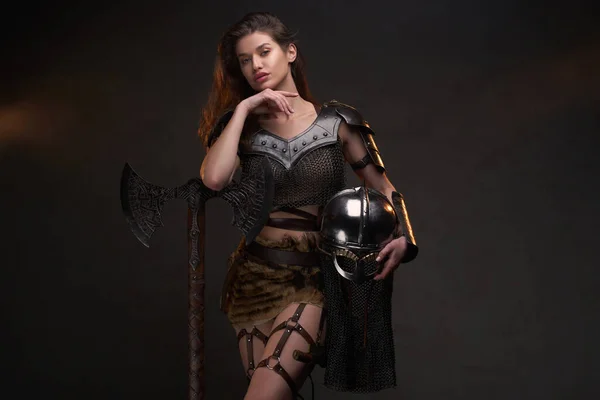Jovem mulher viking posando com capacete e machado — Fotografia de Stock