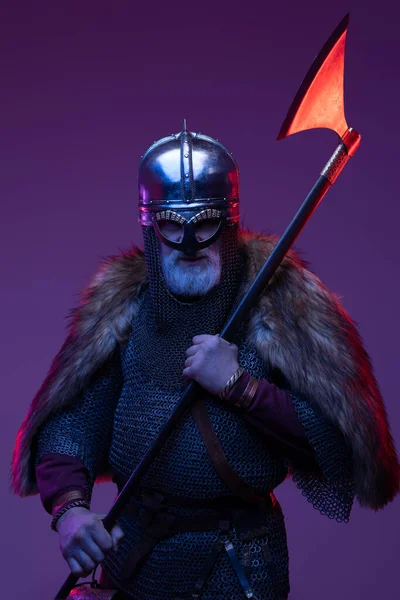 Northern old fighter with axe and fur — Stock Photo, Image